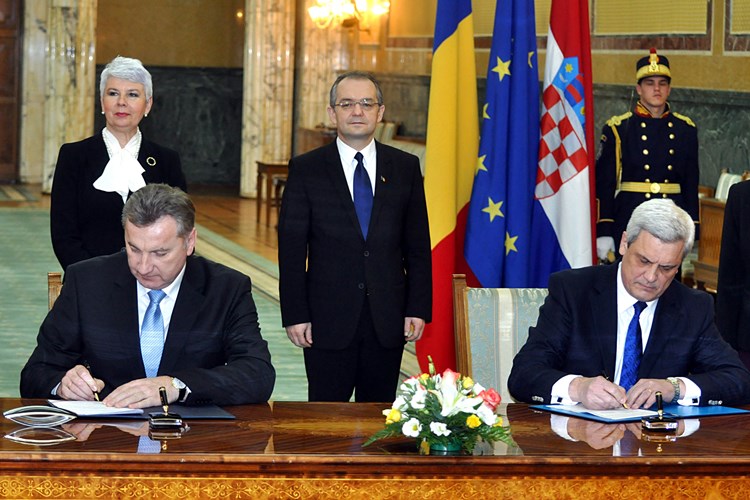 Slika /2016/Glavno tajništvo/ENG/novosti/Arhiva/potpisani_memorandum_i_protokol_o_suradnji_izmedu_republike_hrvatske_i_rumunjske.jpg